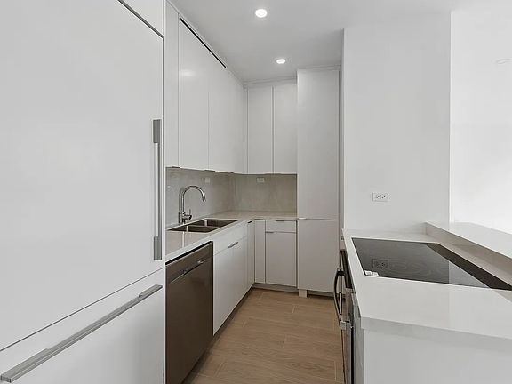 4th image of 303 E 43rd St APT 26A