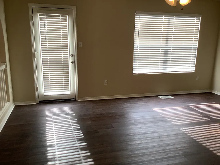 3809 Wayne Rd NE — Photo 8