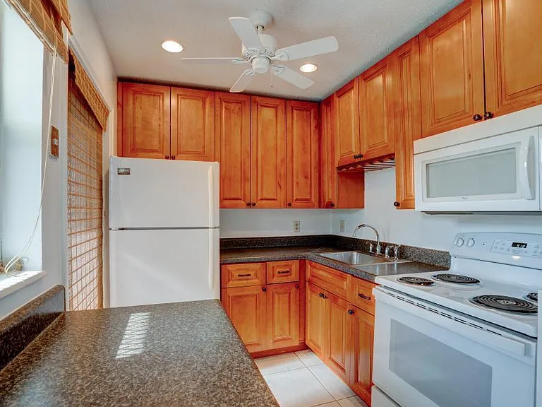 2111 NE 1st Ct #203 — Photo 6