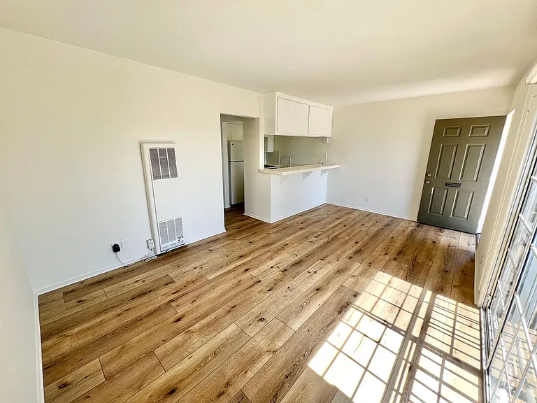 Top-Floor 2BD/1BA with Private Deck — Photo 2