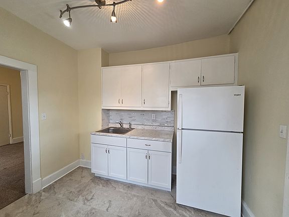 4th image of 745 Simpson Ave