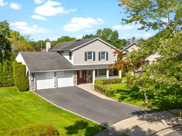 89 Brook Court S, New Hyde Park, NY 11040