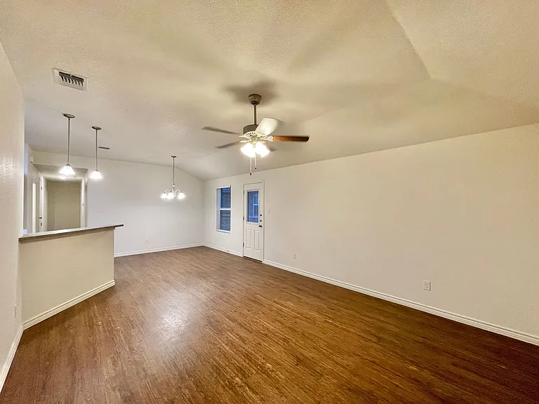 901 Lasso Dr — Photo 4