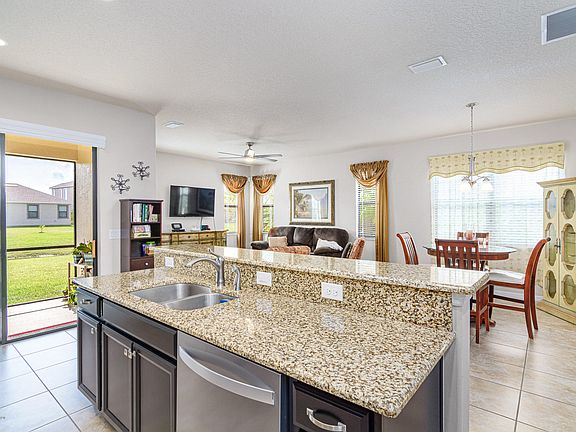 4th image of 2890 Casterton Dr