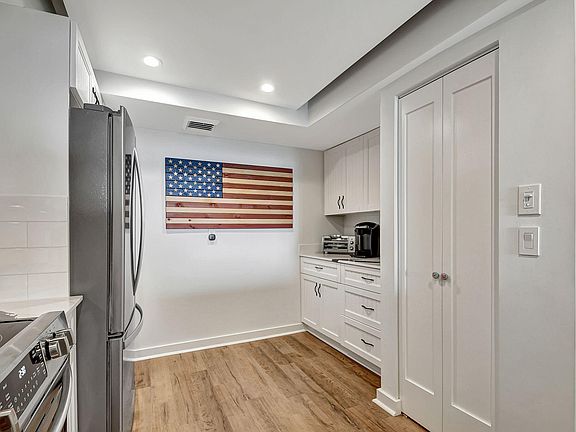 3rd image of 2425 Presidential Way #606