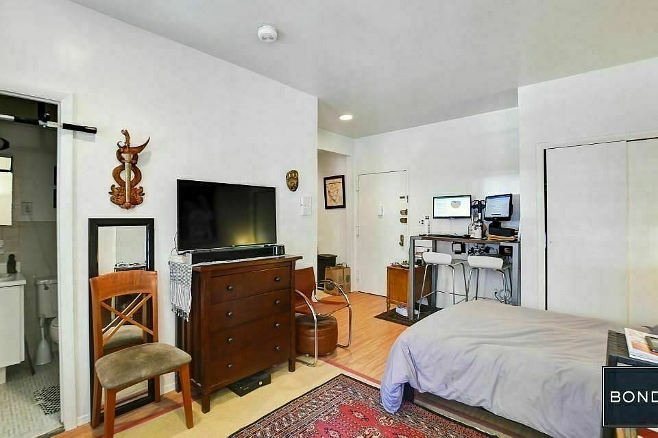1st image of 170 W 25th St