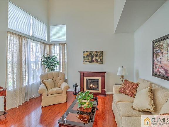 4th image of 3 Edinburg Cir