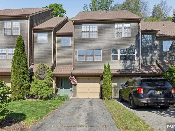 38 Lexington Ln APT E, West Milford, NJ 07480