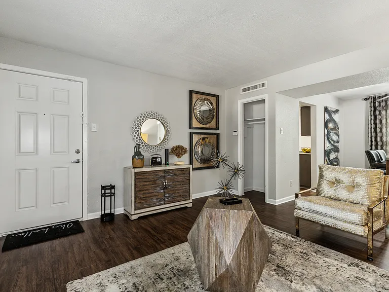 Zeke Apartments — Photo 5