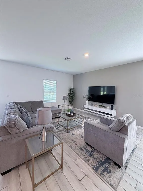 3 bed, 2.0 bath, 2280 sqft, $2,500 — Photo 3