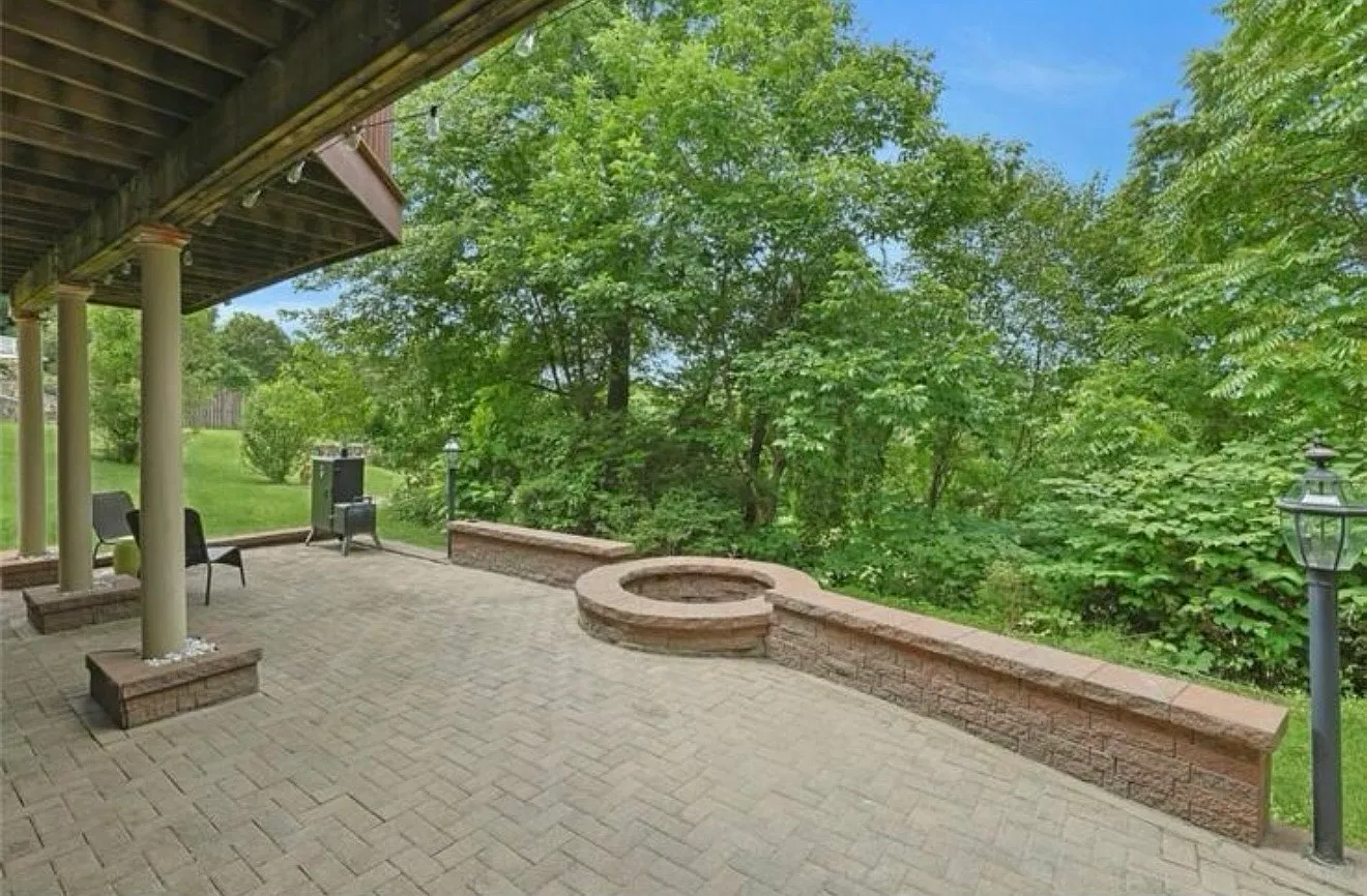 3 bed, 900 sqft, $3,850 — Photo 2