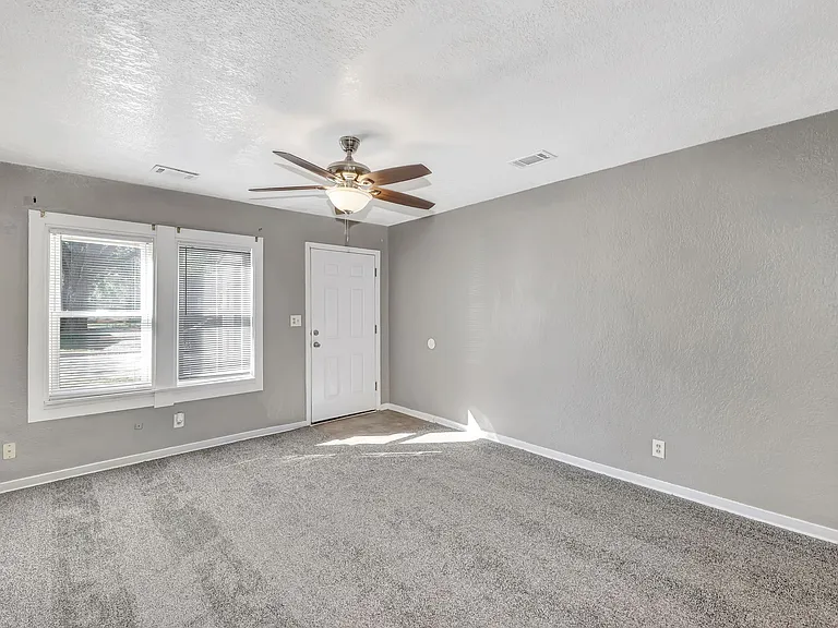 330 N Gordon Ave — Photo 6