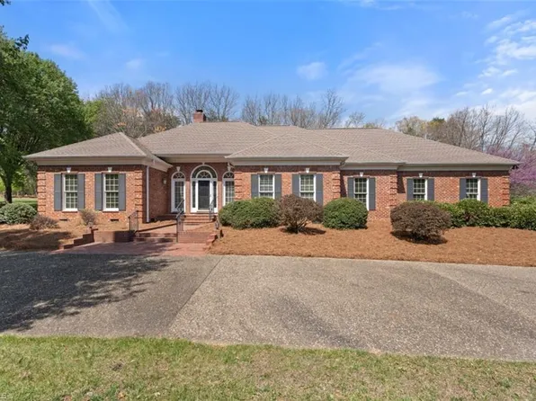 121 Windermere Way, King, NC 27021