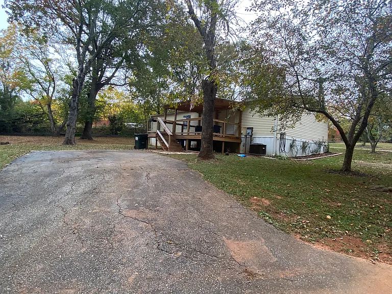 106 Lane Dr — Photo 3