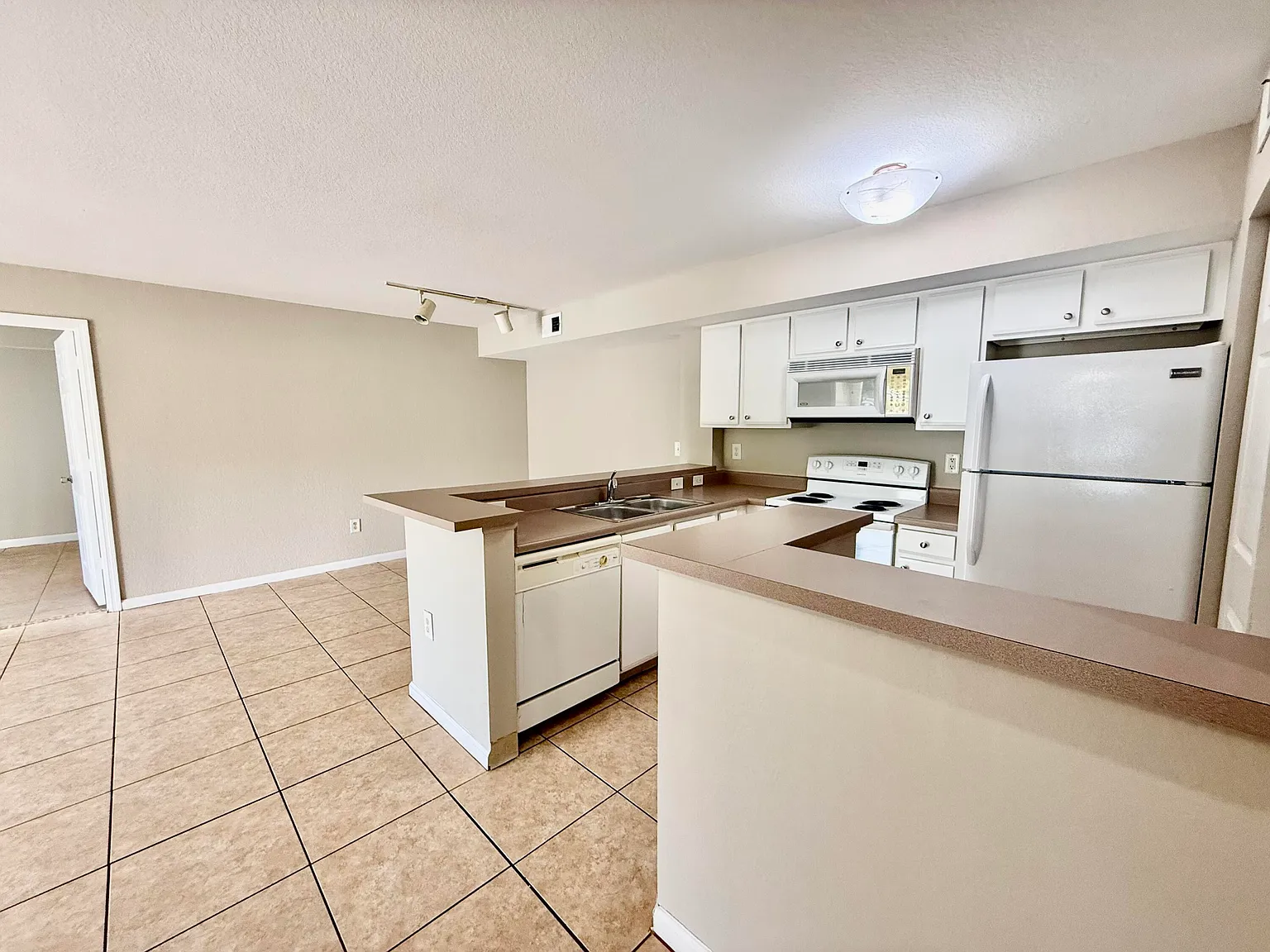 2 bed, 2.0 bath, 1033 sqft, $1,800 — Photo 2