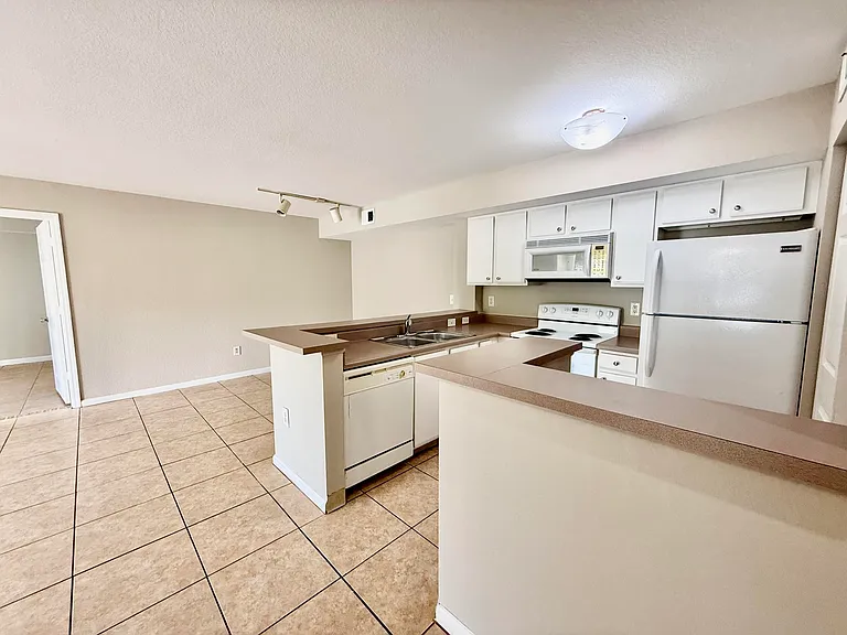 181 SW Palm Dr #103 — Photo 2