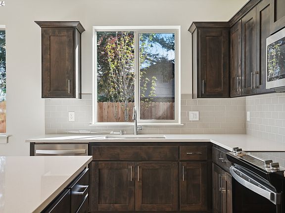 4th image of 4348 NE 110th Ave