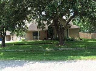 604 Laura St, Edna, TX 77957