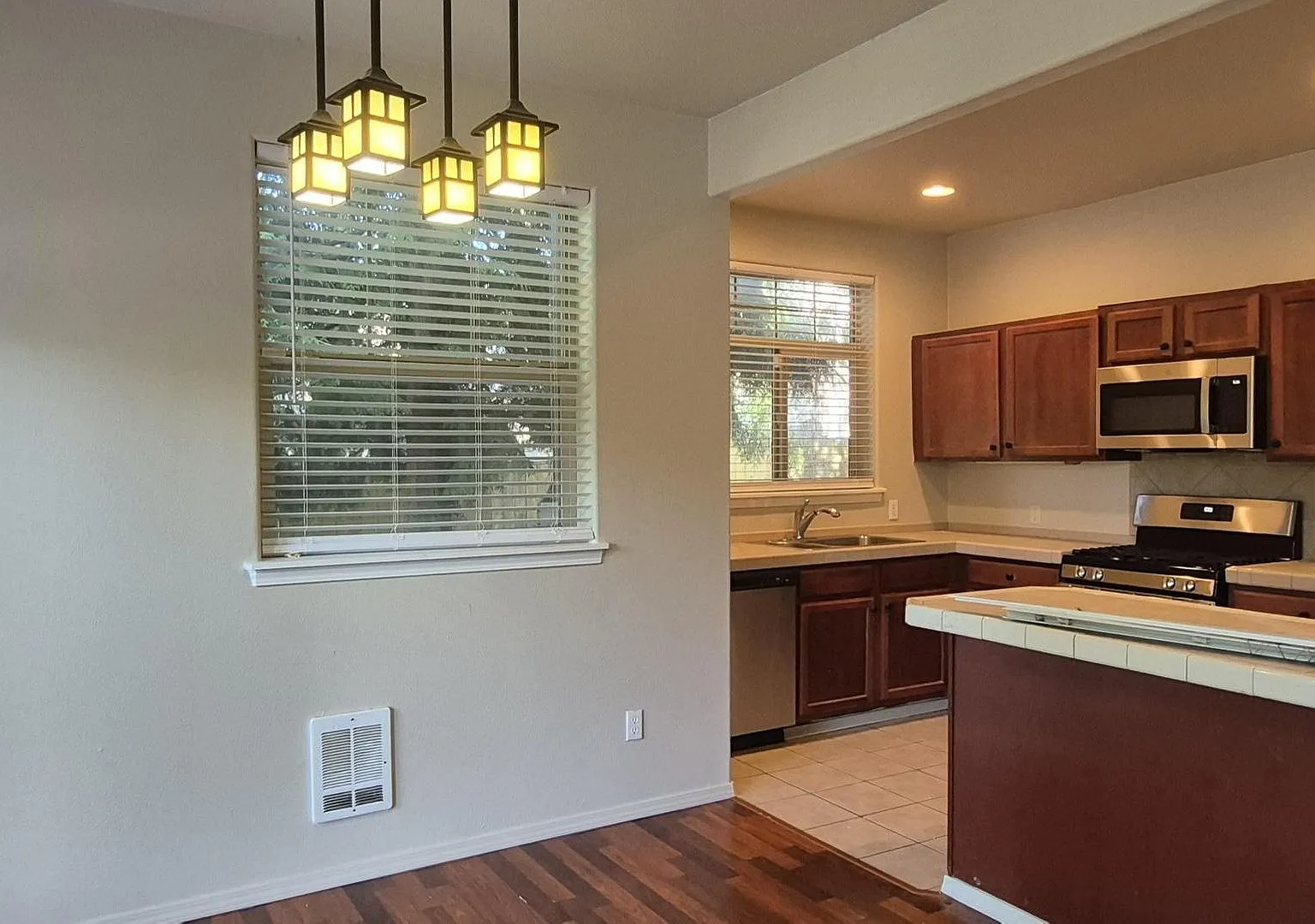 Edgefield Town Home Just steps away from McMenamins Edgefield, and Old Town Troutdale — Photo 3