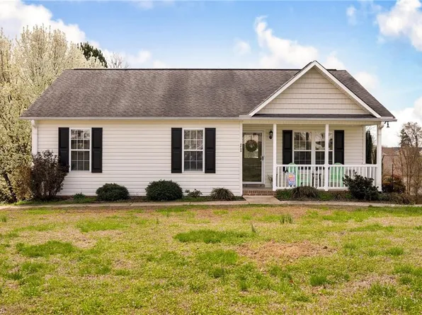 11 Stoney Point Ct, Thomasville, NC 27360