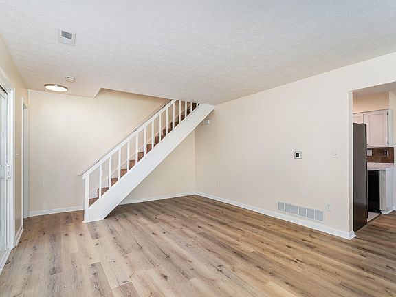3rd image of 1052 Oakwood Ct APT 3
