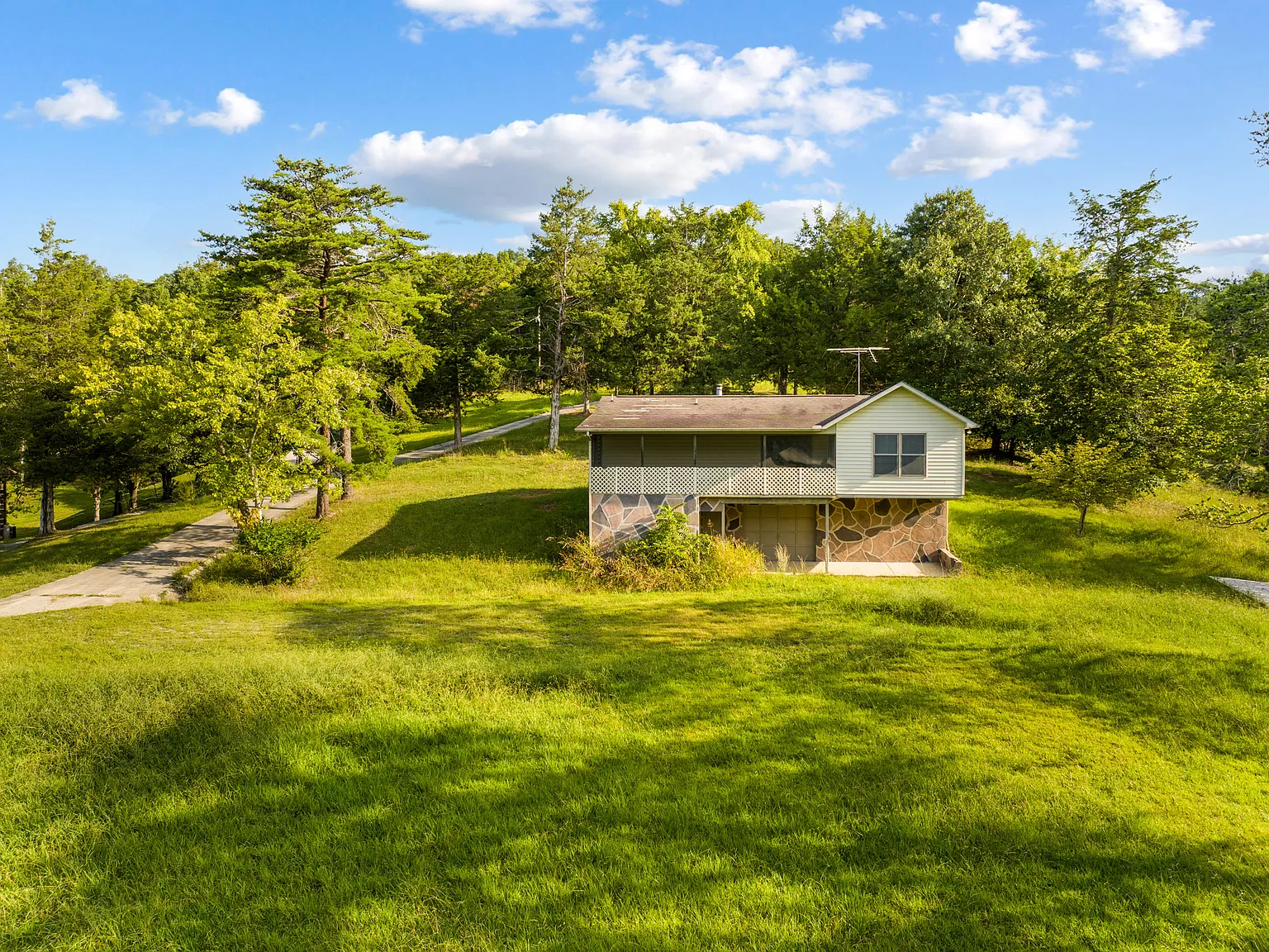 1303 Lake Front Dr — Photo 1