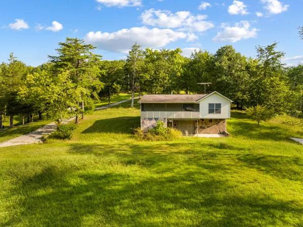 1303 Lake Front Dr, Dandridge, TN 37725