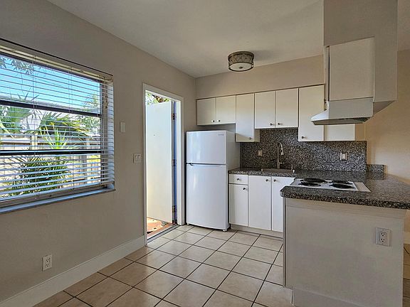 3rd image of 615 SE 16th St APT 2