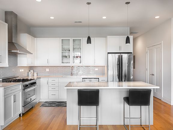 3rd image of 2440 W Montrose Ave #2W