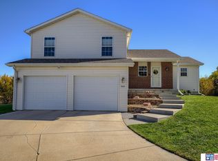 4100 W Thatcher Cir, Lincoln, NE 68528