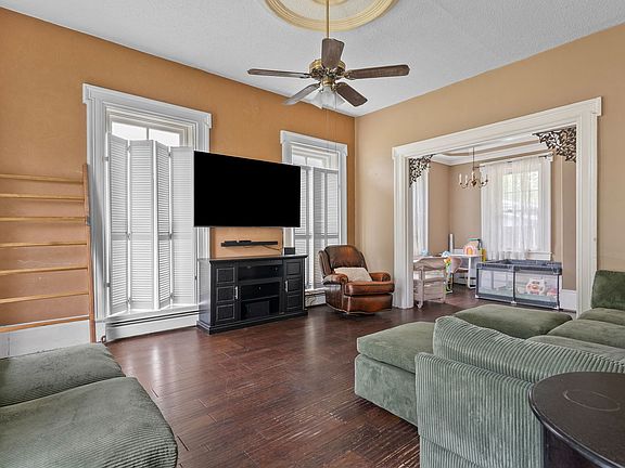 3rd image of 402 2nd Ave S