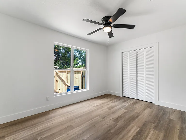 2730 Gladstone Dr — Photo 10