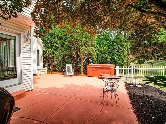 3rd image of 5589 Country Club Ln