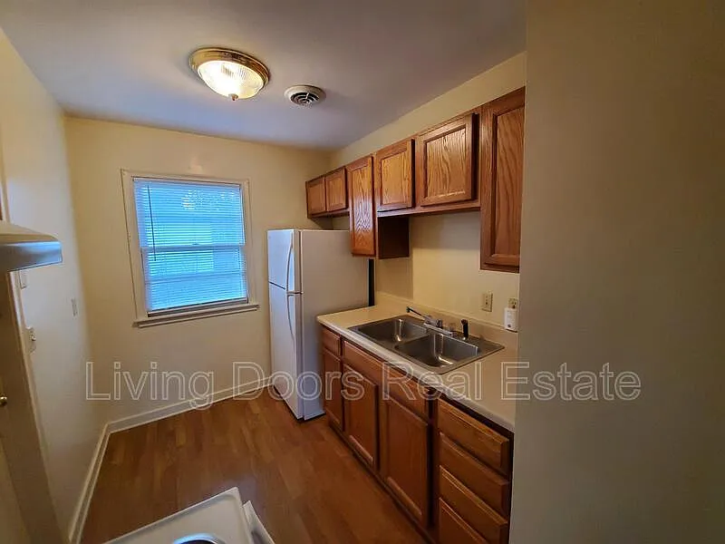 2 bed, 1.0 bath, 648 sqft, $895 — Photo 2