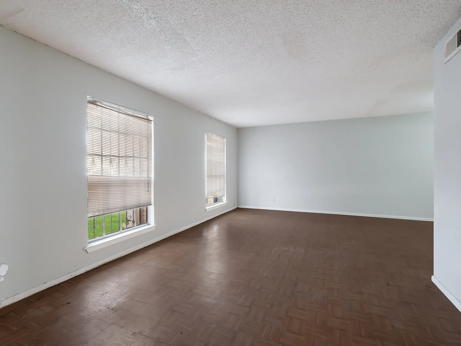 3 bed, 2.5 bath, 1988 sqft, $1,350 — Photo 2