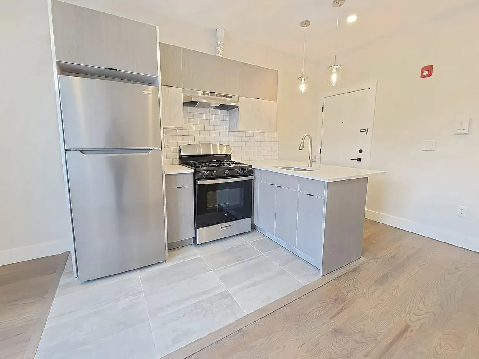 535 Hawthorne Ave — Photo 1