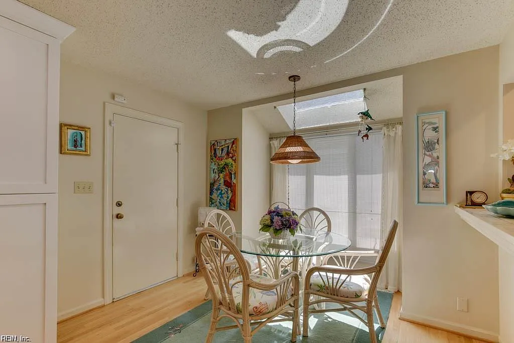 3 bed, 2.5 bath, 2600 sqft, $2,800 — Photo 4