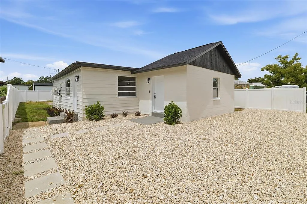 3 bed, 2.0 bath, 1140 sqft, $2,250 — Photo 1