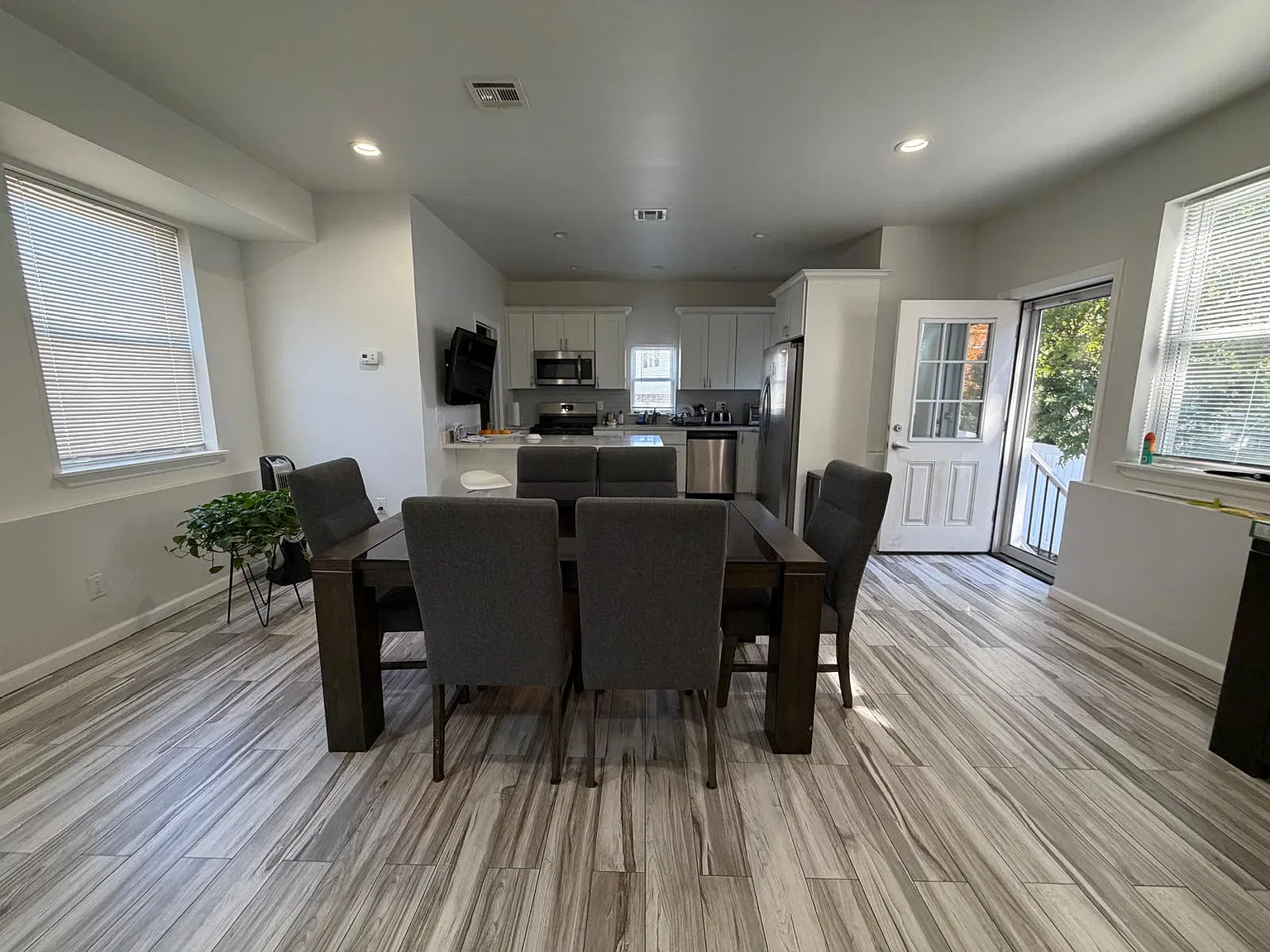 4 bed, 777 sqft, $3,600 — Photo 3
