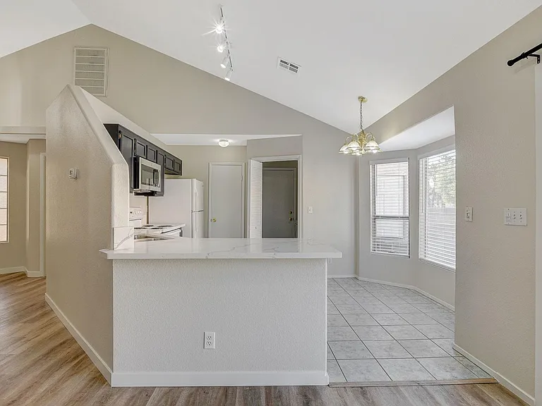 272 Spring Hills Ln — Photo 10