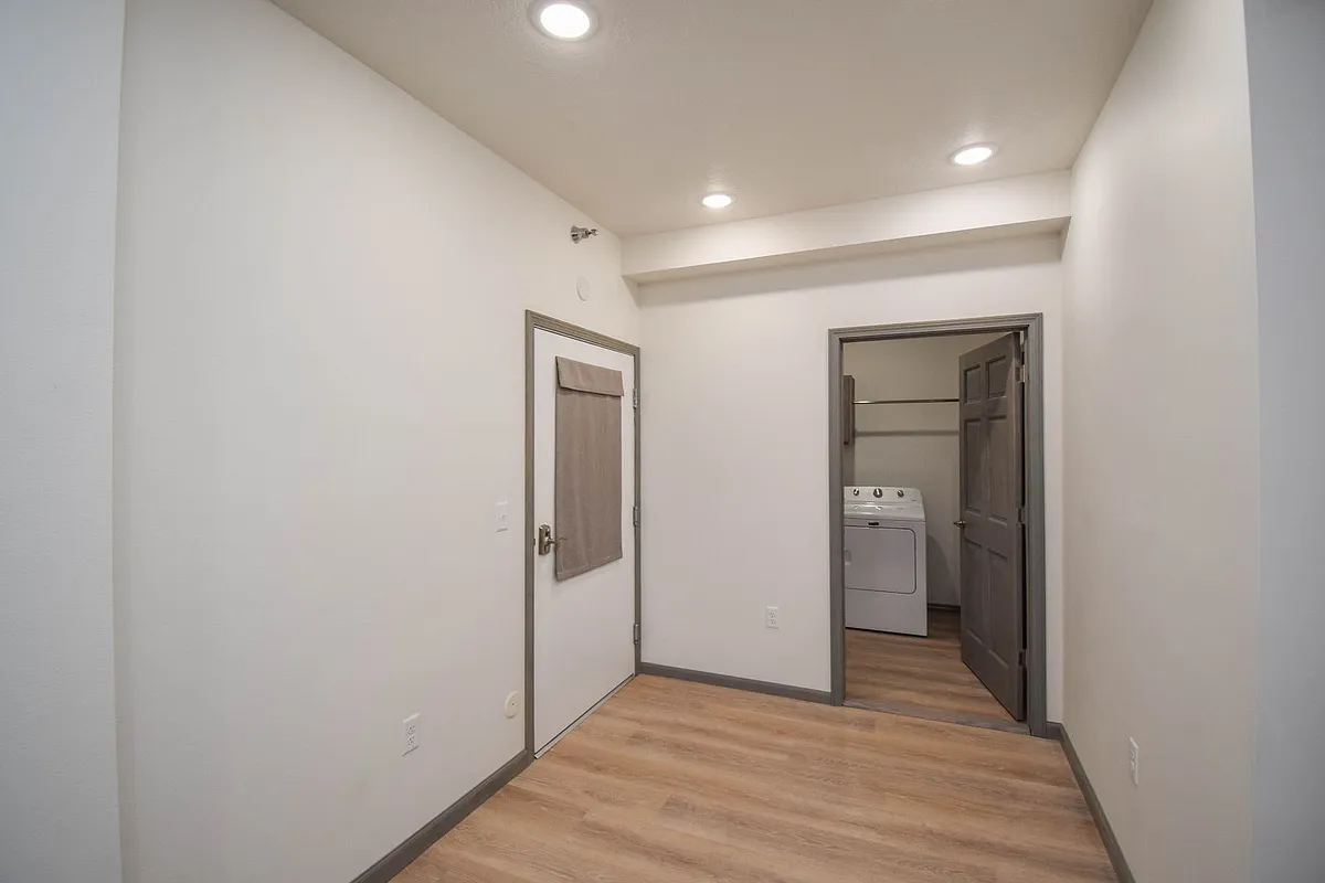 Building Photo - 7446 S Louise Ave #101