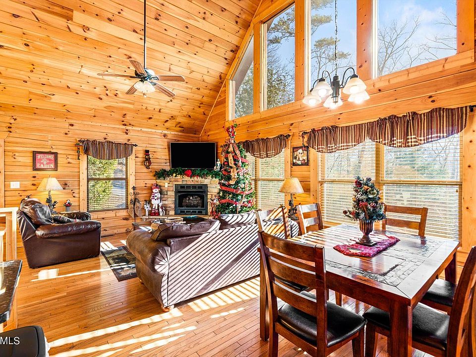 洋書 Mountain Houses Mummy Mountain estate with giant granite rock inside listed