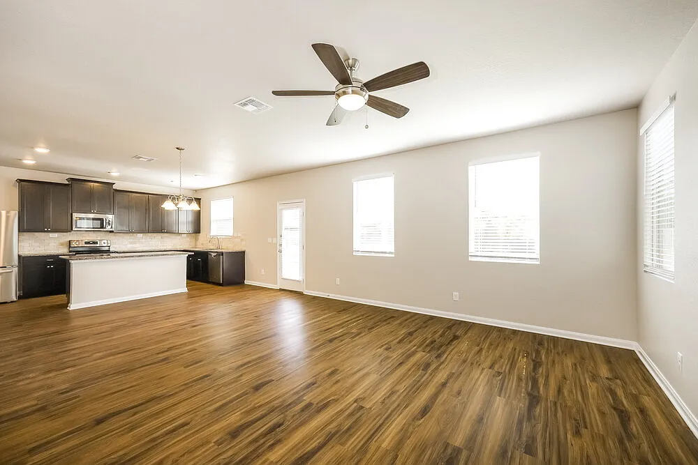 3 bed, 2.5 bath, 2086 sqft, $1,960 — Photo 4