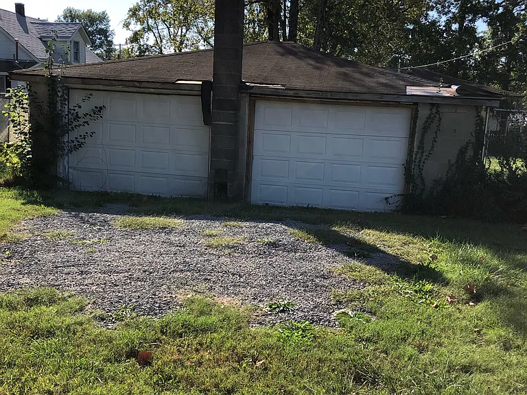 1203 Benton Ave — Photo 2