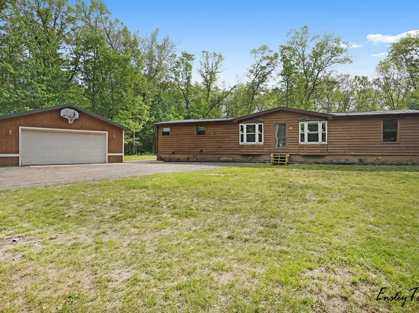734 N Sycamore St, Howard City, MI 49329