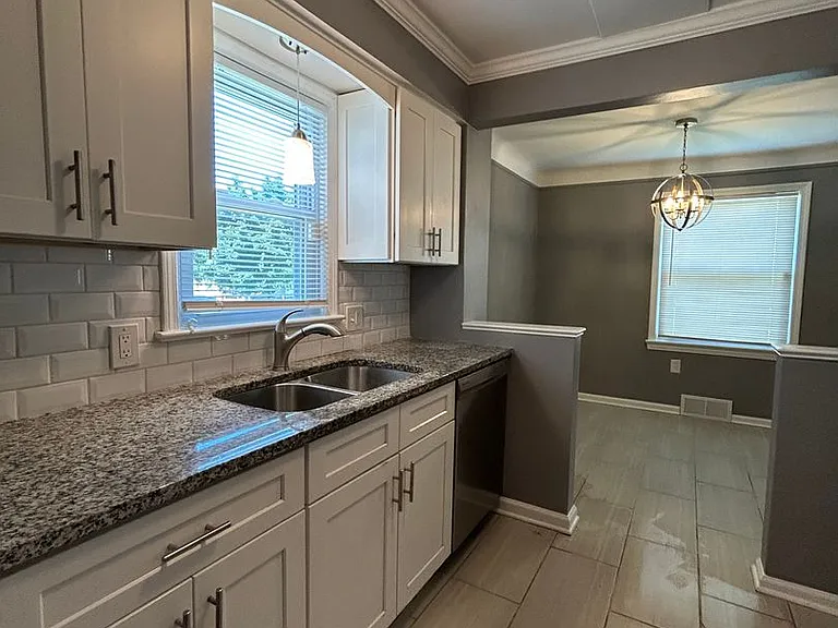 4126 Hinsdale Rd — Photo 2