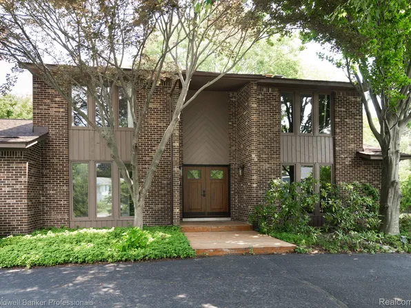 4865 Beacon Hill Dr, Bloomfield Hills, MI 48301