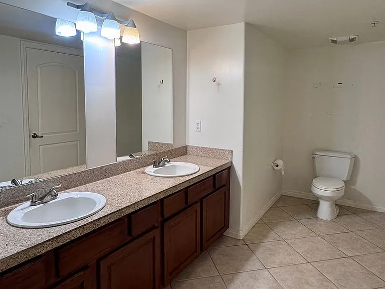 13525 Vanowen St #305 — Photo 14