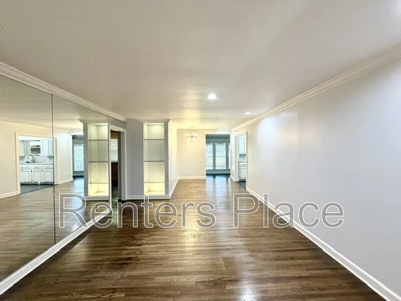 2 bed, 1.0 bath, 1185 sqft, $1,325 — Photo 2