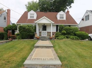 41 Robinson Ave, Valley Stream, NY 11580